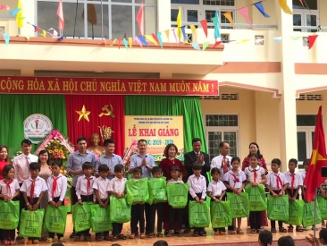 Phân bón Doanh Nông tặng quà trung thu học sinh dân tộc Mông huyện Mai Sơn, Sơn La