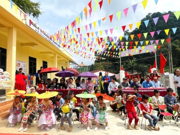  THANHDO GROUP nâng bước trẻ em vùng khó đến trường